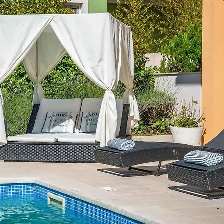 Villa Modern With Swimming Pool In
