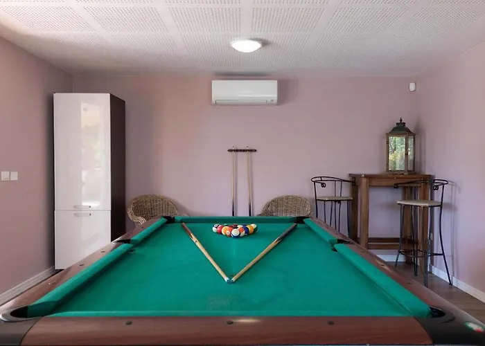 Villa Modern With Swimming Pool In