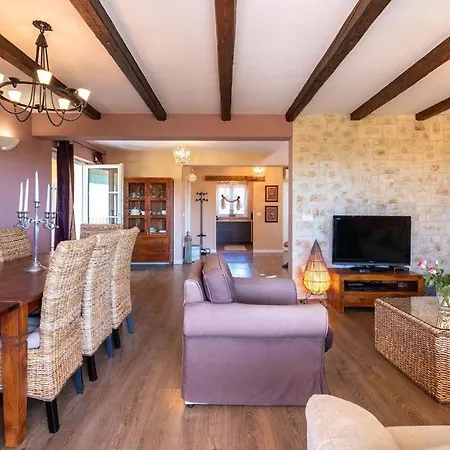 Modern With Swimming Pool In ヴィラ Rakalj