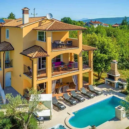 Villa Modern With Swimming Pool In *